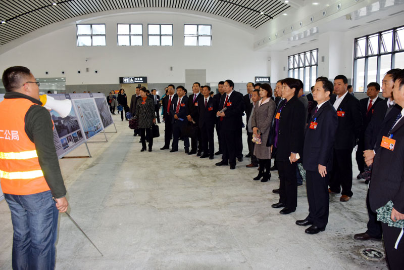 政協隴南市第四屆委員會第一次會議委員參觀階州廣場